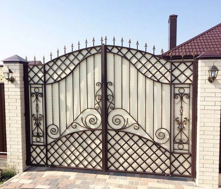 Белые кованые ворота для дома